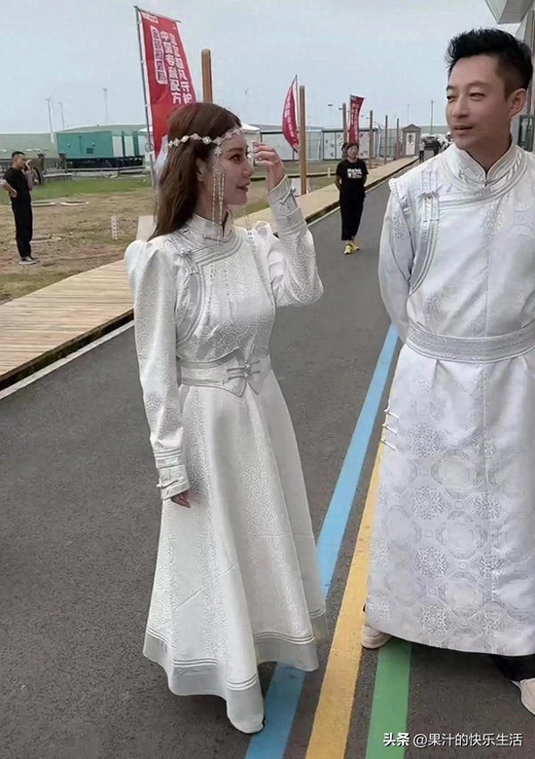 配资伐 汪小菲一家蒙古服草原游！玥儿骑马挺笔直，淑女又贴心！汪没白疼