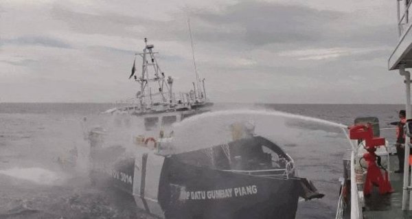 金股宝配资 面对中国海警水炮喷射，菲律宾人员挥舞白旗求饶